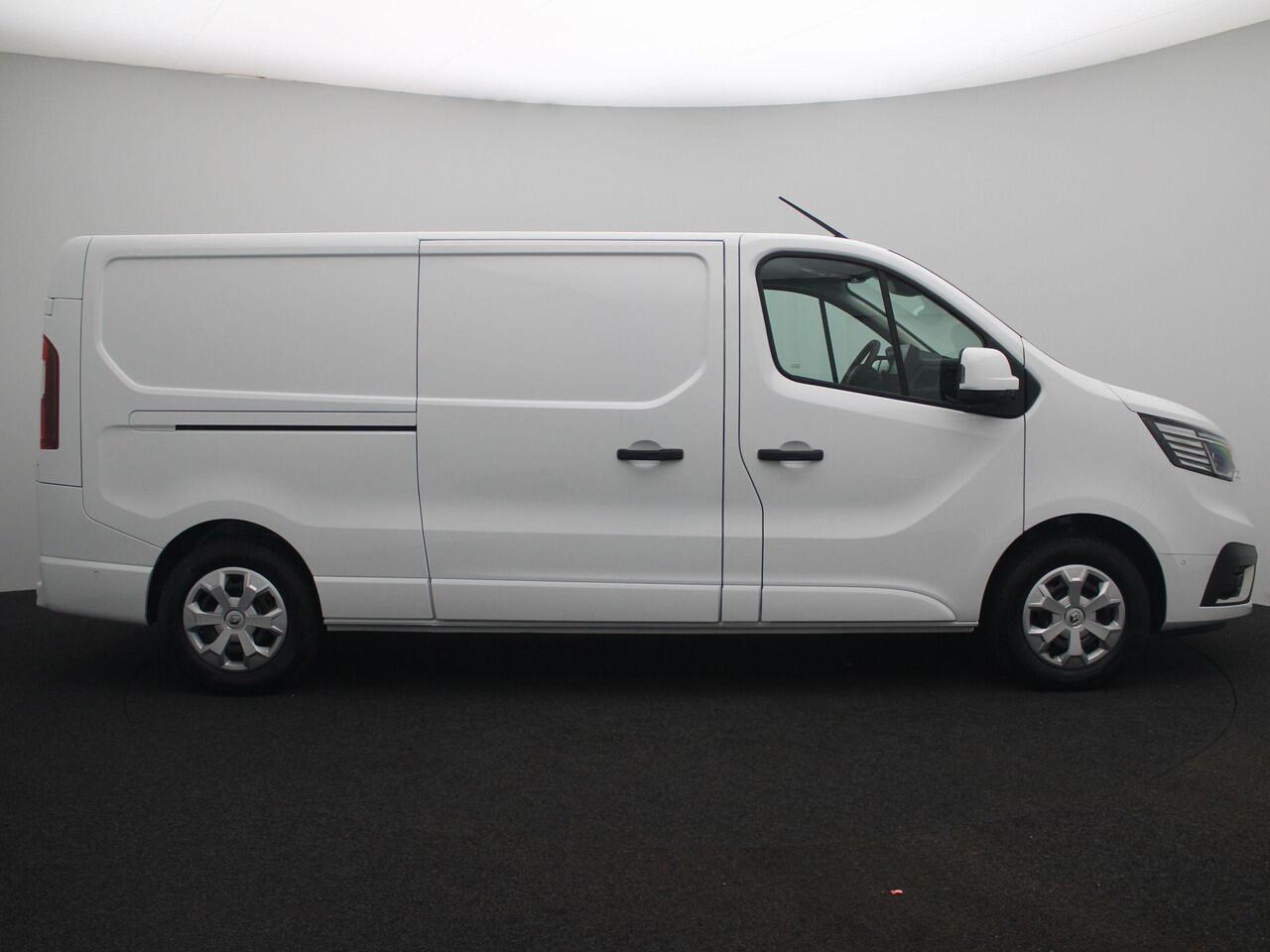 Renault TRAFIC E-Tech L2H1 T29 GB Comfort | Airbag voor passagier | LED-verlichting in de laadruimte | EASY LINK navigatiesysteem | Additionele parkeerhulp | Pack Vision | Stalen wielen 16" met wieldop 'Siras' in zilver |Reservewiel | Renault Handsfree Card |