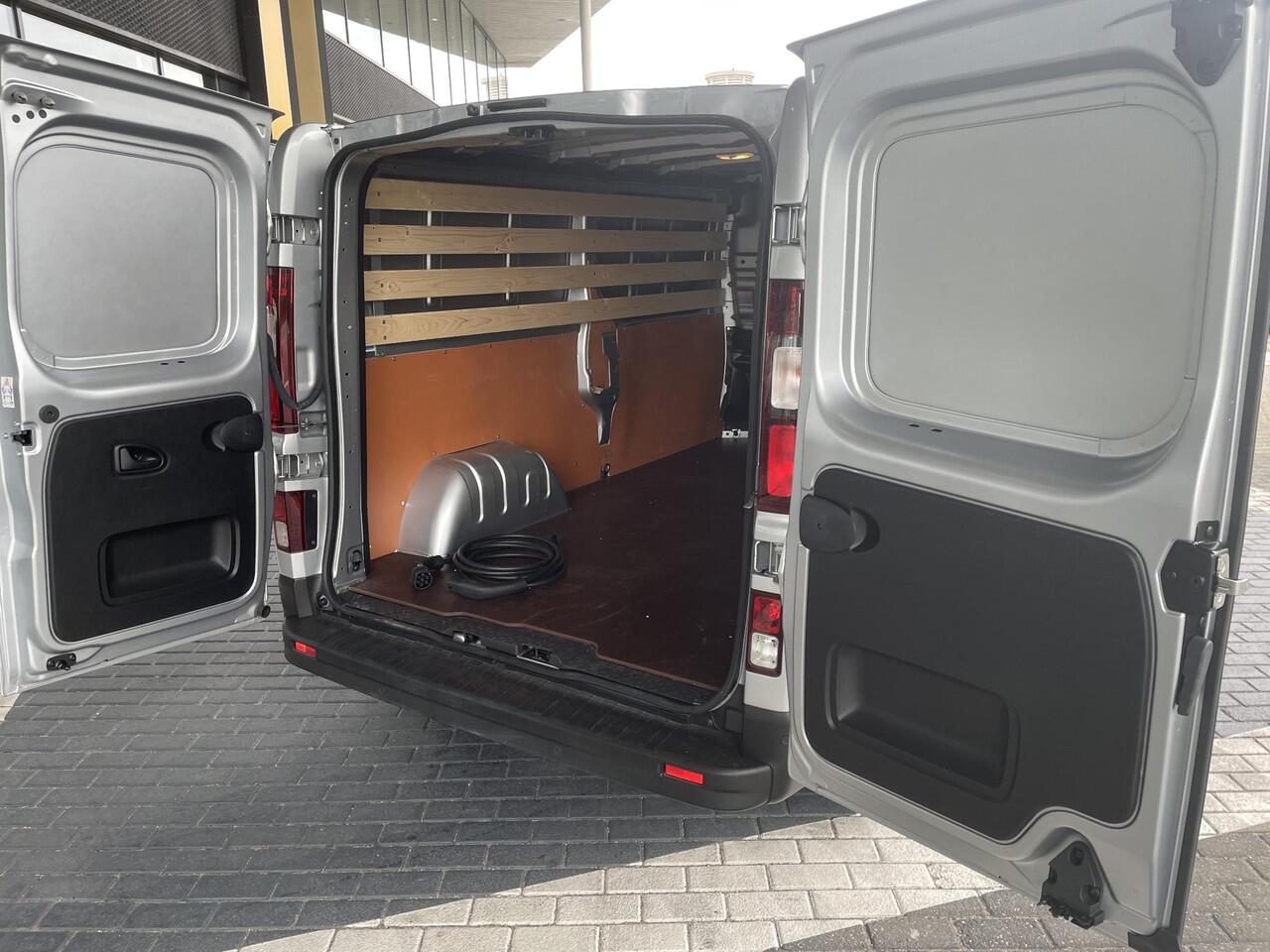 Renault TRAFIC E-Tech T29 L2H1 Comfort 52 kWh / Demo Hillegom / 17" lichtmetalen velgen / EASY LINK navigatiesysteem / Additionele parkeerhulp /