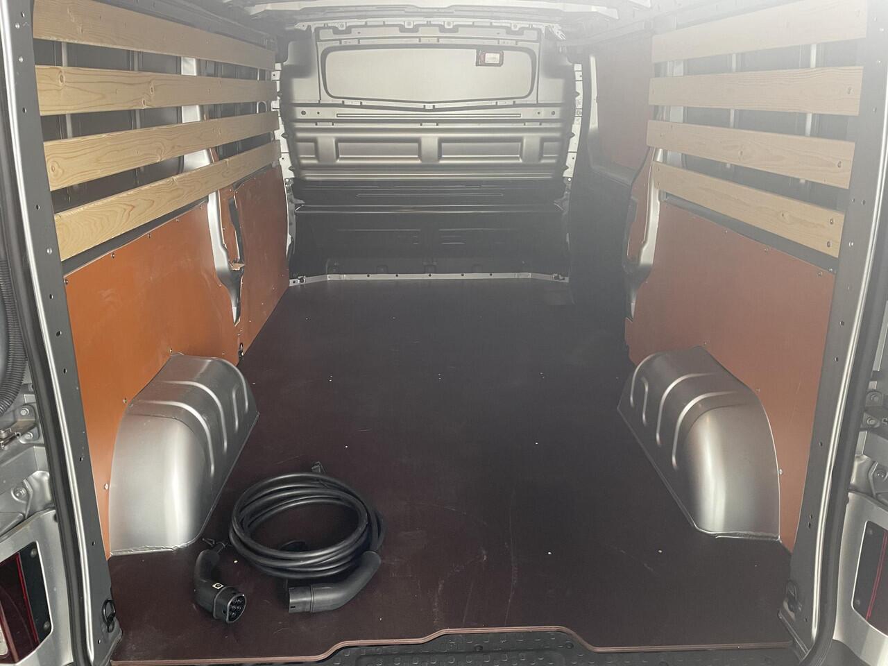 Renault TRAFIC E-Tech T29 L2H1 Comfort 52 kWh / Demo Hillegom / 17" lichtmetalen velgen / EASY LINK navigatiesysteem / Additionele parkeerhulp /