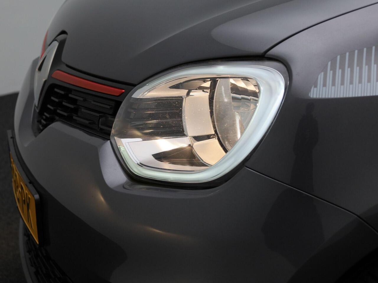 Renault TWINGO 1.0 SCe Collection | Exterieurpakket 'Rouge' | LED-Dagrijverlichting | Automatische Verlichting | Airconditioning | R&GO Radio | Bluetooth | LED-Dagrijverlichting | Elektrisch Verstelbare Spiegels | Snelheidsbegrenzer
