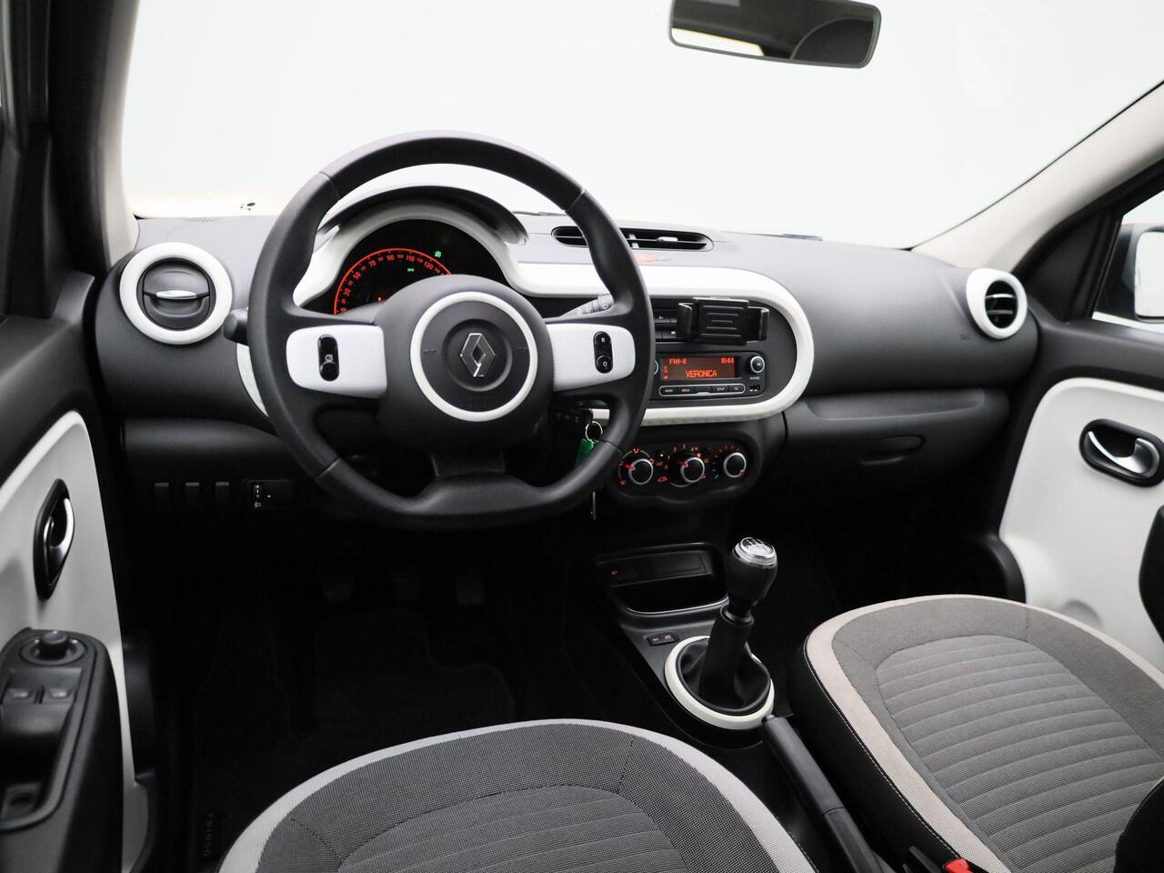 Renault TWINGO 1.0 SCe Collection | Exterieurpakket 'Rouge' | LED-Dagrijverlichting | Automatische Verlichting | Airconditioning | R&GO Radio | Bluetooth | LED-Dagrijverlichting | Elektrisch Verstelbare Spiegels | Snelheidsbegrenzer