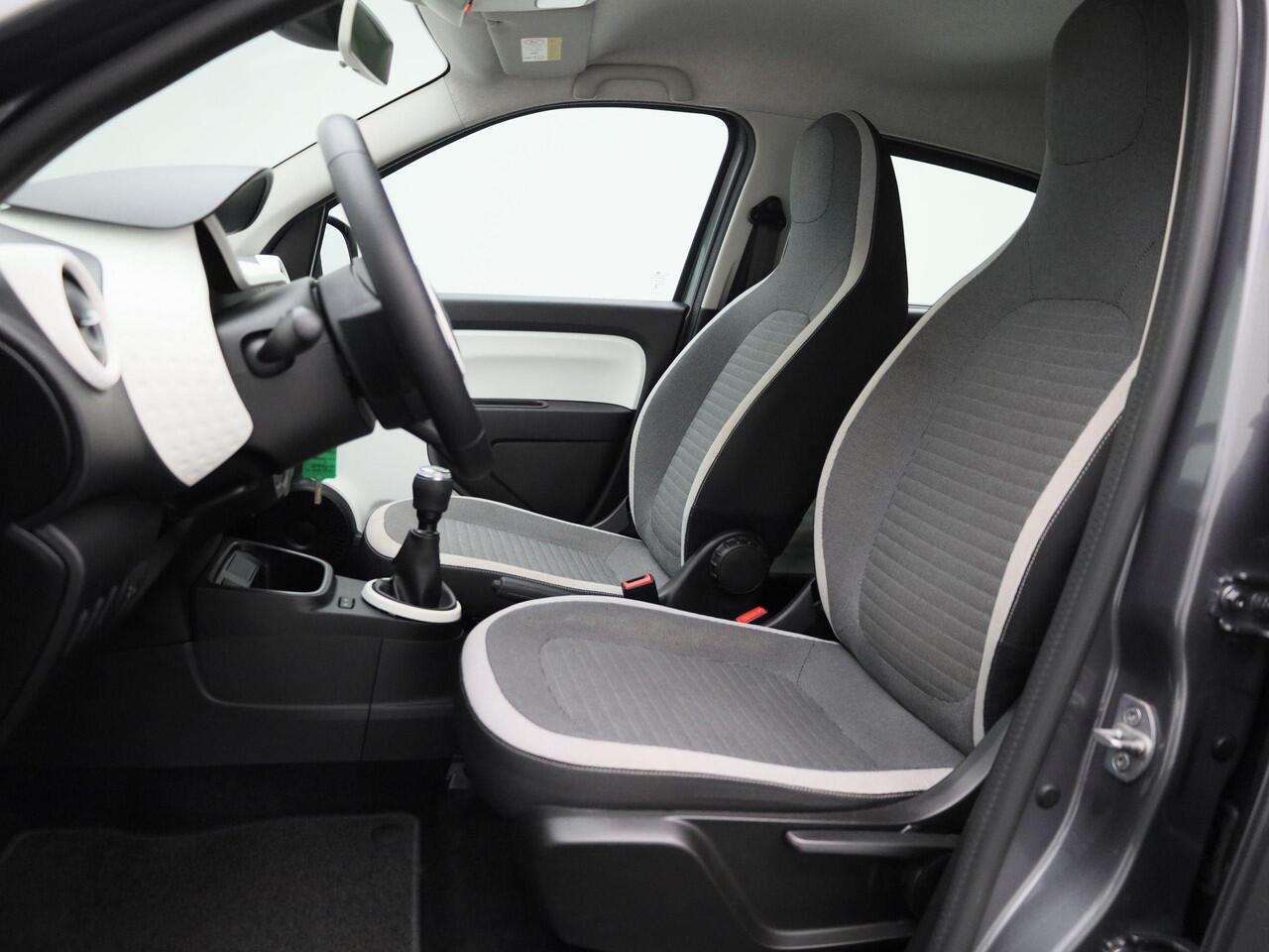 Renault TWINGO 1.0 SCe Collection | Exterieurpakket 'Rouge' | LED-Dagrijverlichting | Automatische Verlichting | Airconditioning | R&GO Radio | Bluetooth | LED-Dagrijverlichting | Elektrisch Verstelbare Spiegels | Snelheidsbegrenzer