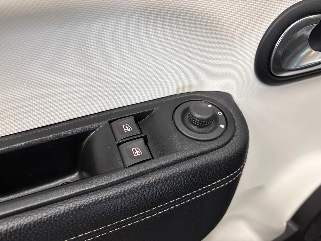 Renault TWINGO 1.0 SCe Intens Navigatie Apple Carplay/Android Auto Parkeersensoren achter Cruise Control Climate Control Half leder Lichtmetalen velgen