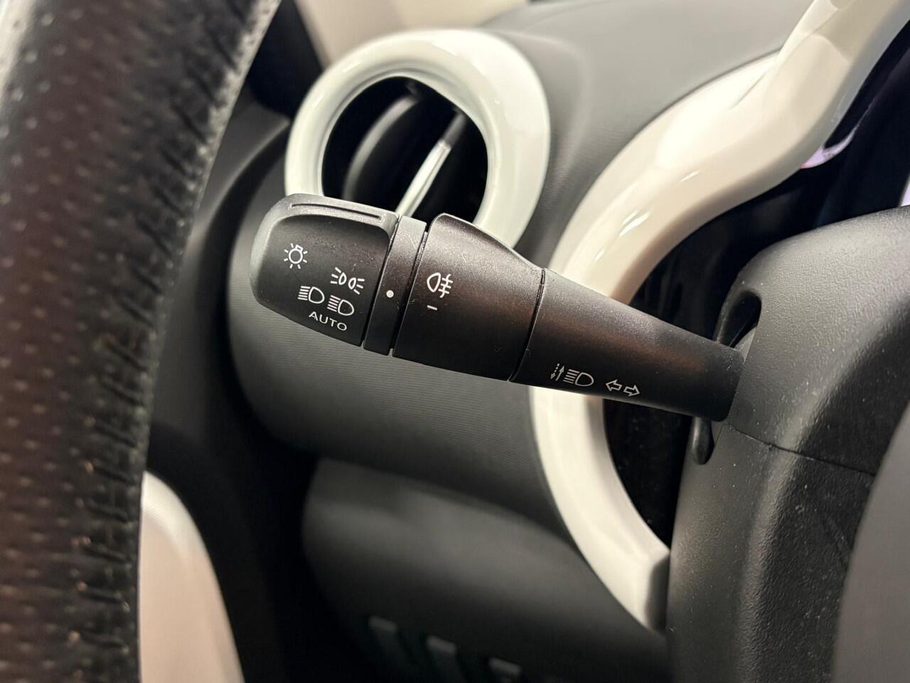 Renault TWINGO 1.0 SCe Intens Navigatie Apple Carplay/Android Auto Parkeersensoren achter Cruise Control Climate Control Half leder Lichtmetalen velgen