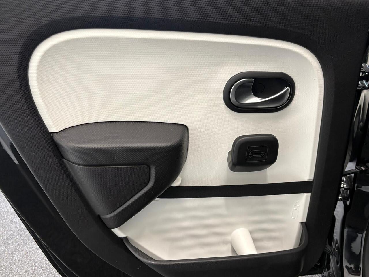 Renault TWINGO 1.0 SCe Intens Navigatie Apple Carplay/Android Auto Parkeersensoren achter Cruise Control Climate Control Half leder Lichtmetalen velgen