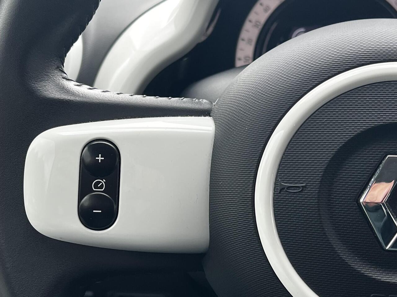 Renault TWINGO Z.E. R80 Intens Automaat / Dealer onderhouden / Accu SoH 95,46 % / Navigatie / Apple Carplay Android / Drie fase laden / Stoelverwarming /