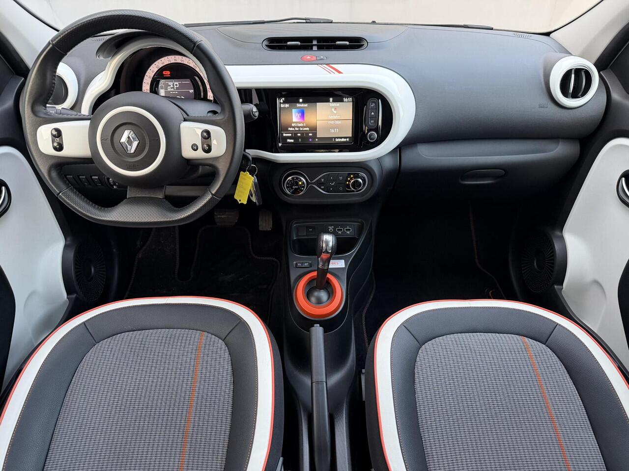 Renault TWINGO Z.E. R80 Série Limitée Vibes / Dealer Onderhouden / SOH 93% / Apple Carplay & Android Auto / Stoelverwarming / All Season Banden / Achteruitrijcamera / 16'' Lichtmetalen Velgen /