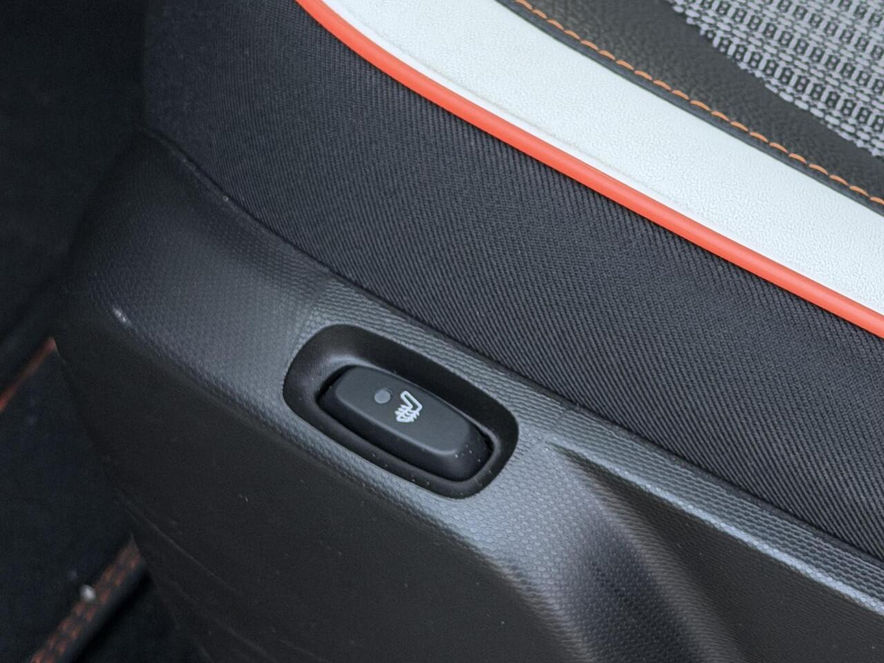 Renault TWINGO Z.E. R80 Série Limitée Vibes / Dealer Onderhouden / SOH 93% / Apple Carplay & Android Auto / Stoelverwarming / All Season Banden / Achteruitrijcamera / 16'' Lichtmetalen Velgen /