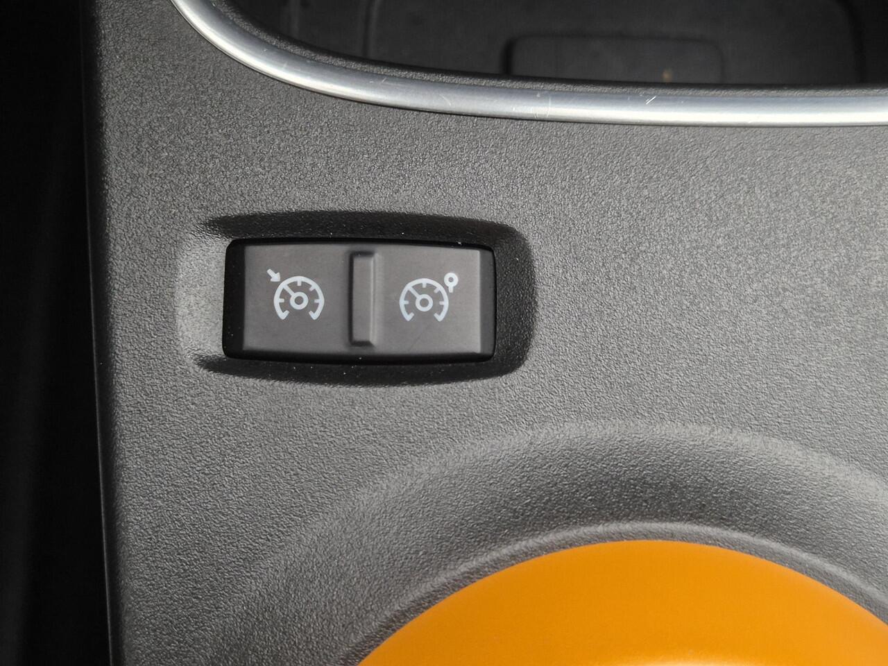 Renault TWINGO Z.E. R80 Série Limitée Vibes / Accu SOH 96,74% / 22kWh WLTP 186 km stad 261 km / Apple Carplay/Android Auto / Cruise control / Achteruitrijcamera / Climate control / Navigatie / Parkeersensoren achter / Lichtmetalen wielen 15" /