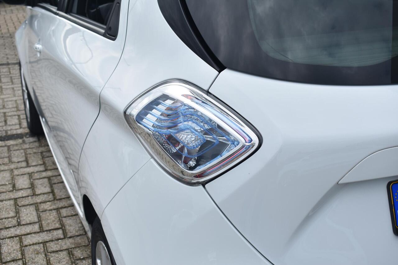 Renault ZOE R110 Limited 41 kWh 109pk | Huuraccu vanaf ¤ 64,- pm | Navigatie | Trekhaak | Parkeersensoren achter | Prijs is excl maandelijkse kosten huuraccu vanaf ¤64,- p.m.