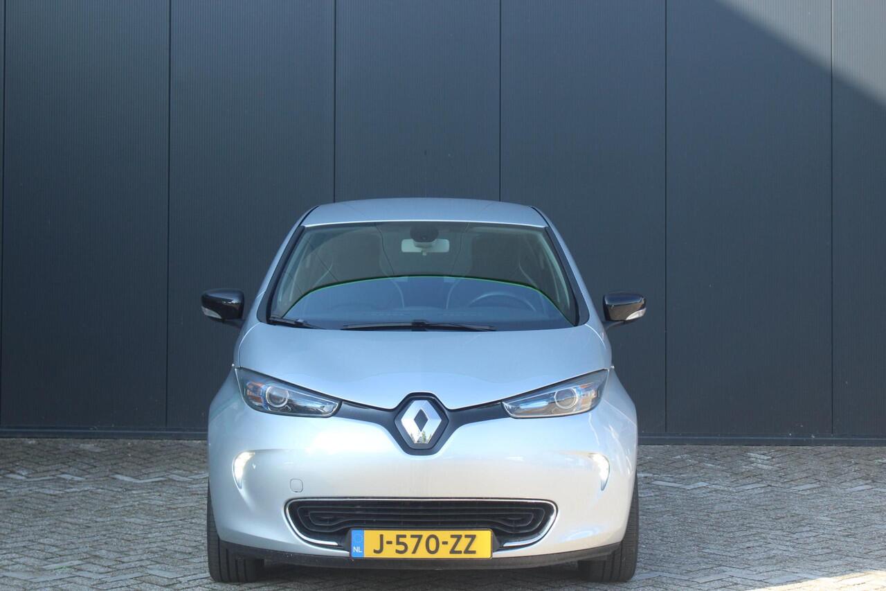 Renault ZOE R110 Iconic 41 kWh (ex Accu) Huuraccu vanaf ¤ 64,- pm| Navigatie | Climate Control | Lederenbekleding & Stoelverwarming | Bose Geluidsysteem | Parkeersensoren & Camera | Privacy Glass | Keyless Entry |