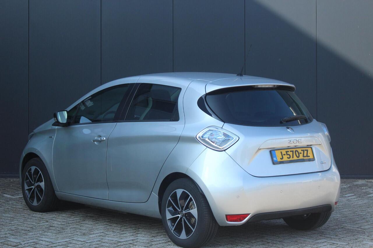 Renault ZOE R110 Iconic 41 kWh (ex Accu) Huuraccu vanaf ¤ 64,- pm| Navigatie | Climate Control | Lederenbekleding & Stoelverwarming | Bose Geluidsysteem | Parkeersensoren & Camera | Privacy Glass | Keyless Entry |