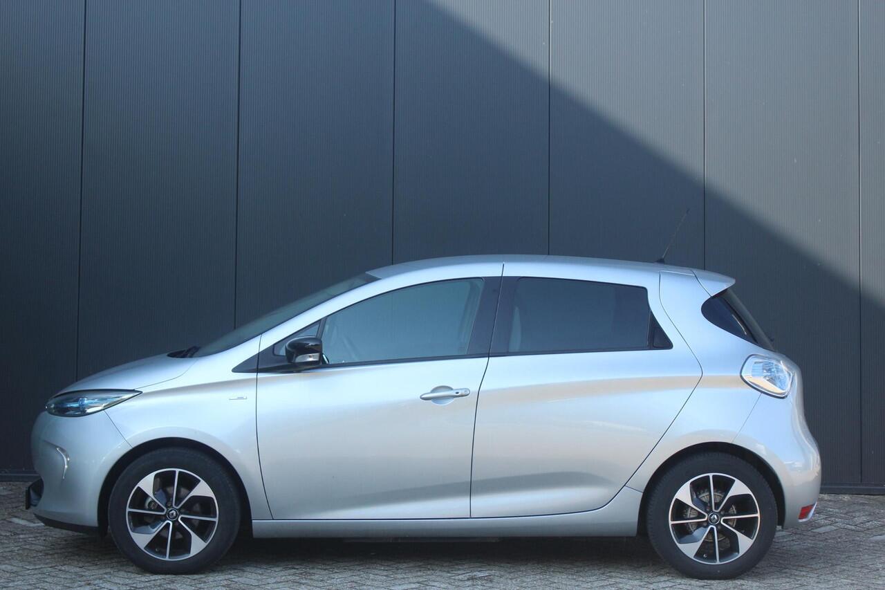 Renault ZOE R110 Iconic 41 kWh (ex Accu) Huuraccu vanaf ¤ 64,- pm| Navigatie | Climate Control | Lederenbekleding & Stoelverwarming | Bose Geluidsysteem | Parkeersensoren & Camera | Privacy Glass | Keyless Entry |