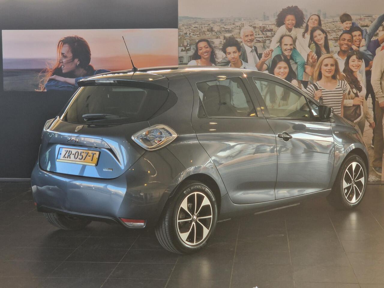 Renault ZOE R110 Iconic 41 kWh (ex Accu) NAVIGATIE | ACHTERUITRIJCAMERA | PARKEERSENSOREN ACHTER | CLIMATE CONTROL