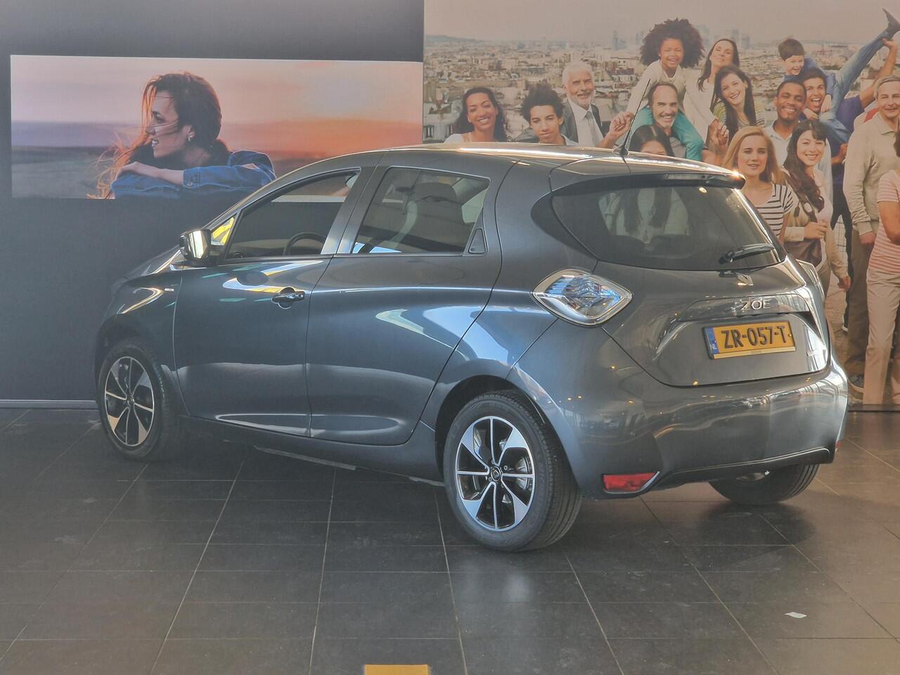 Renault ZOE R110 Iconic 41 kWh (ex Accu) NAVIGATIE | ACHTERUITRIJCAMERA | PARKEERSENSOREN ACHTER | CLIMATE CONTROL