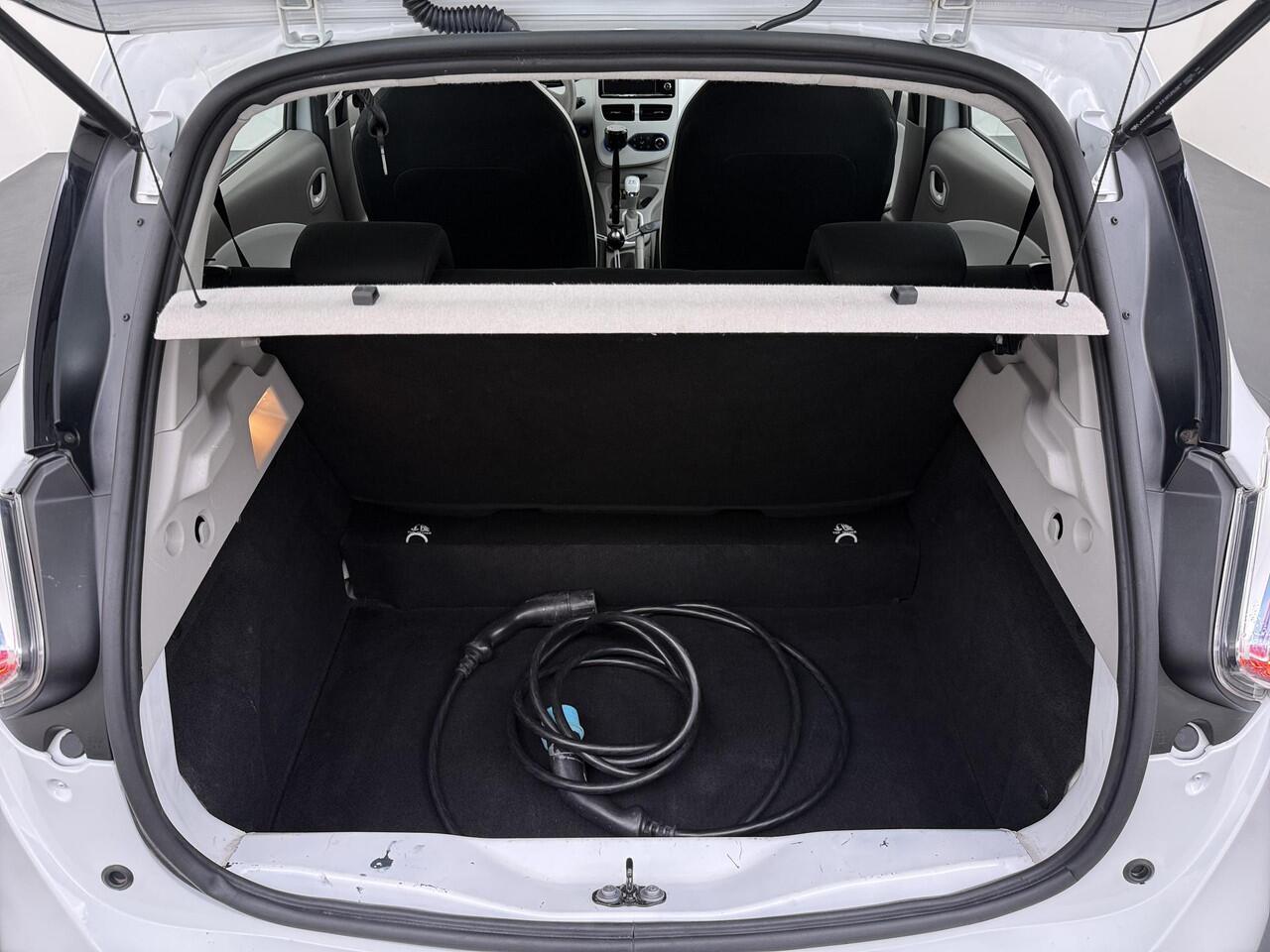 Renault ZOE R90 Life 41 kWh KOOPACCU | SOH 88% | 3-FASE LADER | RENAULT DEALER ONDERHOUDEN | NAVIGATIE | PARKEERSENSOREN | ORIGINEEL NL AUTO (NAP) | CLIMATE CONTROL | RIJKLAAR GELEVERD MET 12 MND BOVAG GARANTIE |