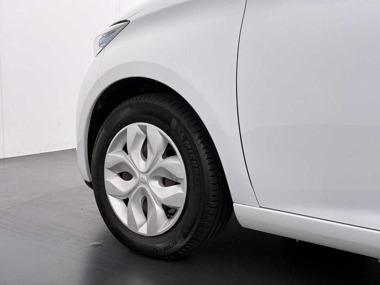 Renault ZOE R90 Life 41 kWh KOOPACCU | SOH 88% | 3-FASE LADER | RENAULT DEALER ONDERHOUDEN | NAVIGATIE | PARKEERSENSOREN | ORIGINEEL NL AUTO (NAP) | CLIMATE CONTROL | RIJKLAAR GELEVERD MET 12 MND BOVAG GARANTIE |