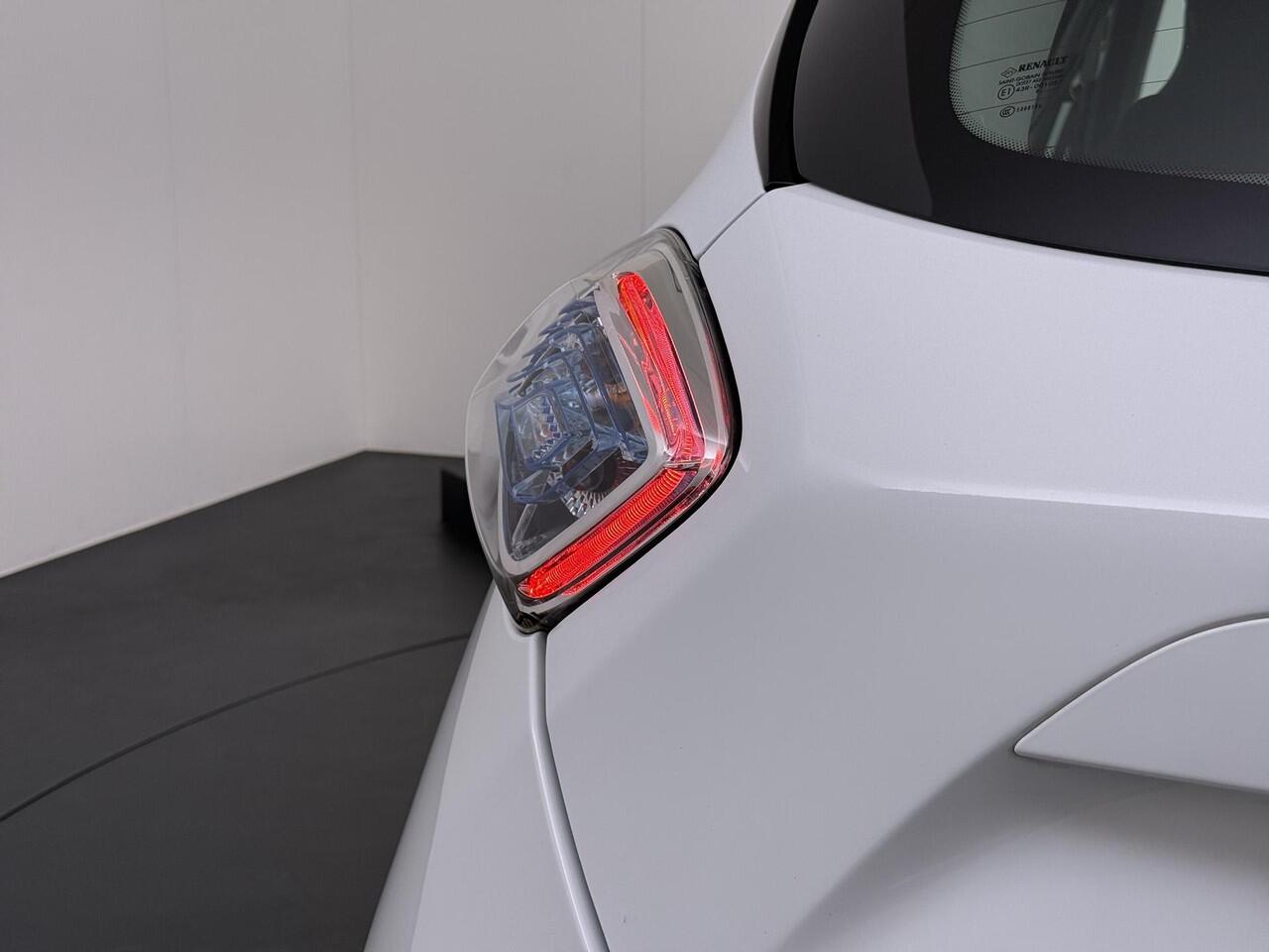 Renault ZOE R90 Life 41 kWh KOOPACCU | SOH 88% | 3-FASE LADER | RENAULT DEALER ONDERHOUDEN | NAVIGATIE | PARKEERSENSOREN | ORIGINEEL NL AUTO (NAP) | CLIMATE CONTROL | RIJKLAAR GELEVERD MET 12 MND BOVAG GARANTIE |