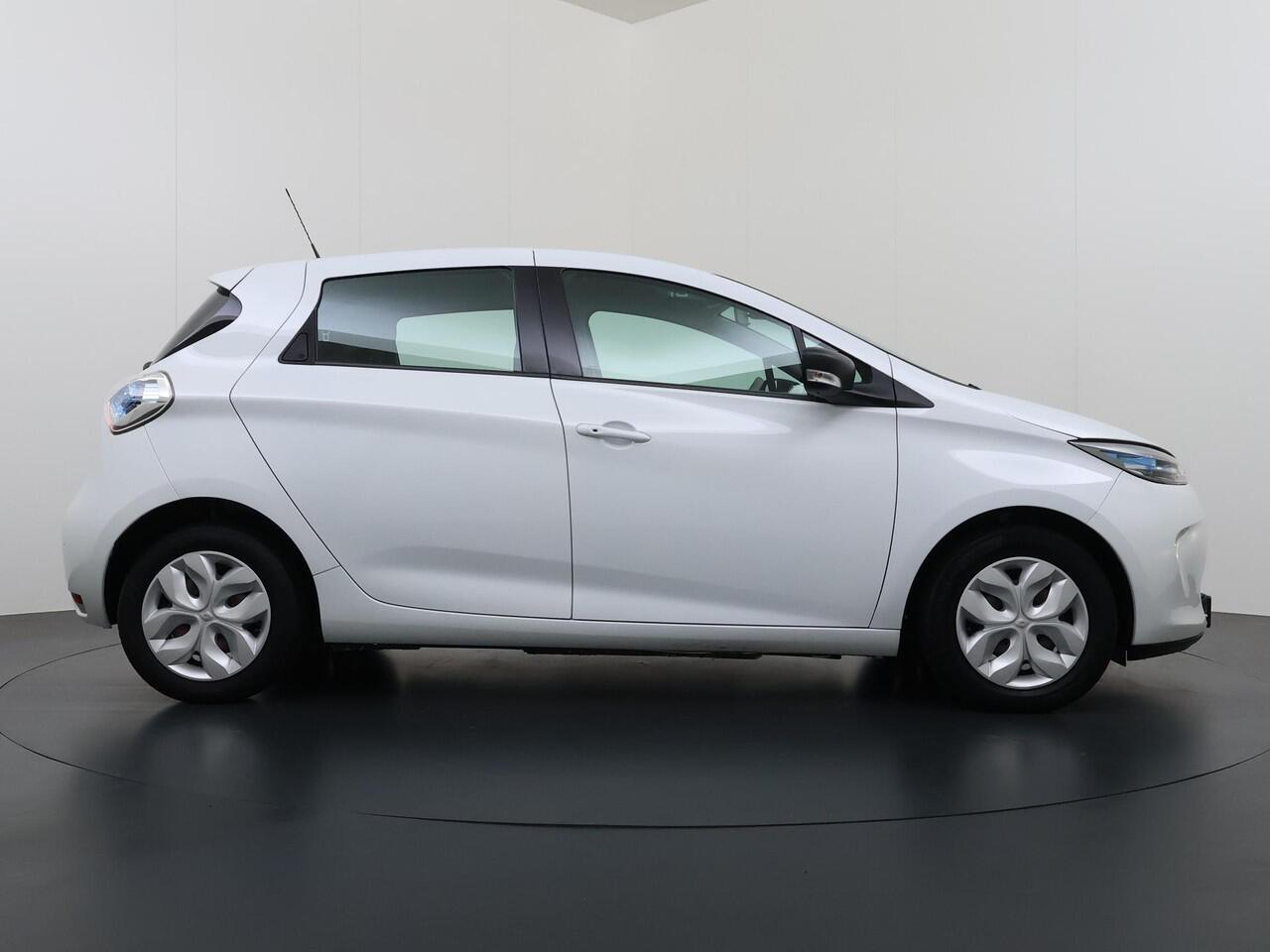 Renault ZOE R90 Life 41 kWh KOOPACCU | SOH 88% | 3-FASE LADER | RENAULT DEALER ONDERHOUDEN | NAVIGATIE | PARKEERSENSOREN | ORIGINEEL NL AUTO (NAP) | CLIMATE CONTROL | RIJKLAAR GELEVERD MET 12 MND BOVAG GARANTIE |