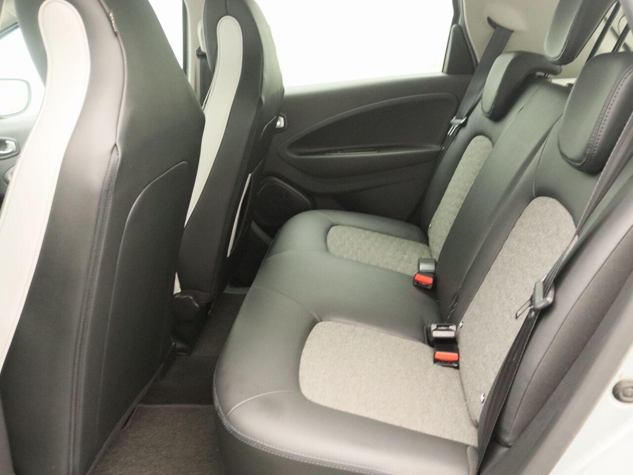 Renault ZOE R135 Intens 52 kWh (ex Accu) Huuraccu vanaf ¤ 79,- pm | Automaat | Climate Control | Easy Link Navi met Apple CarPlay & Android Auto | Pack Winter