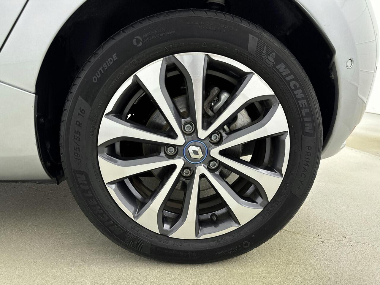 Renault ZOE R135 Intens 52 kWh 135Pk (ex Accu) Huuraccu vanaf ¤79,- p.m.| Navigatie | Apple & Android Carplay | Parkeersensoren rondom & Camera | Climate Control | Cruise Control | Lichtmetalen Velgen | Keyless Entry & Start |