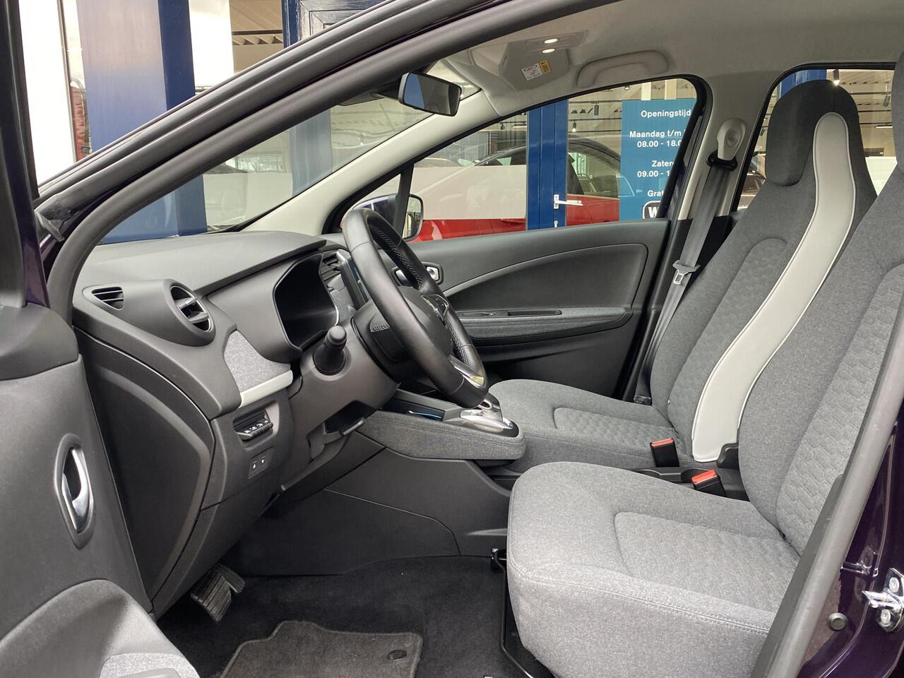 Renault ZOE R110 Life Carshare 52 kWh / 5-Deurs / Koop-Accu / 25.000 KM / Warmtepomp / 1e-Eigenaar / Cruise-Control / Climate-Control / Stoelverwarming / Stuurverwarming / Apple-Carplay & Android-Auto / Keyless / LED / DAB Radio-Bluetooth / Navi / PDC met Camera-Acht