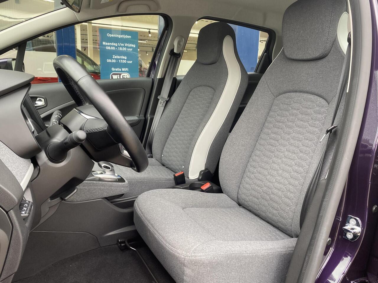 Renault ZOE R110 Life Carshare 52 kWh / 5-Deurs / Koop-Accu / 25.000 KM / Warmtepomp / 1e-Eigenaar / Cruise-Control / Climate-Control / Stoelverwarming / Stuurverwarming / Apple-Carplay & Android-Auto / Keyless / LED / DAB Radio-Bluetooth / Navi / PDC met Camera-Acht