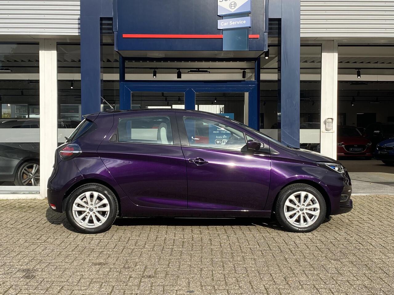 Renault ZOE R110 Life Carshare 52 kWh / 5-Deurs / Koop-Accu / 25.000 KM / Warmtepomp / 1e-Eigenaar / Cruise-Control / Climate-Control / Stoelverwarming / Stuurverwarming / Apple-Carplay & Android-Auto / Keyless / LED / DAB Radio-Bluetooth / Navi / PDC met Camera-Acht