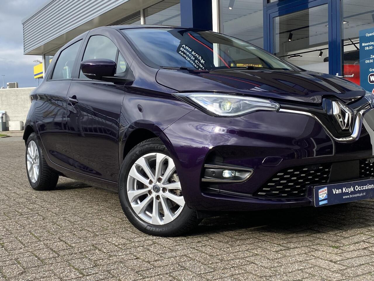 Renault ZOE R110 Life Carshare 52 kWh / 5-Deurs / Koop-Accu / 25.000 KM / Warmtepomp / 1e-Eigenaar / Cruise-Control / Climate-Control / Stoelverwarming / Stuurverwarming / Apple-Carplay & Android-Auto / Keyless / LED / DAB Radio-Bluetooth / Navi / PDC met Camera-Acht