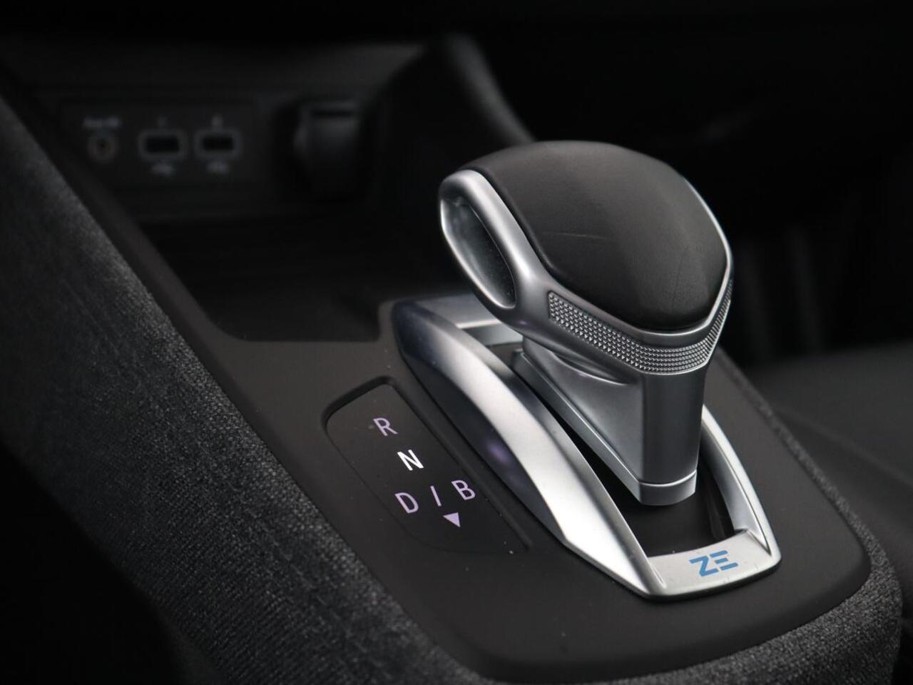 Renault ZOE R135 Intens 52 kWh | Warmtepomp | Carplay | Camera | Half leder | Keyless | Navigatie | Climate control | DAB | Cruise control