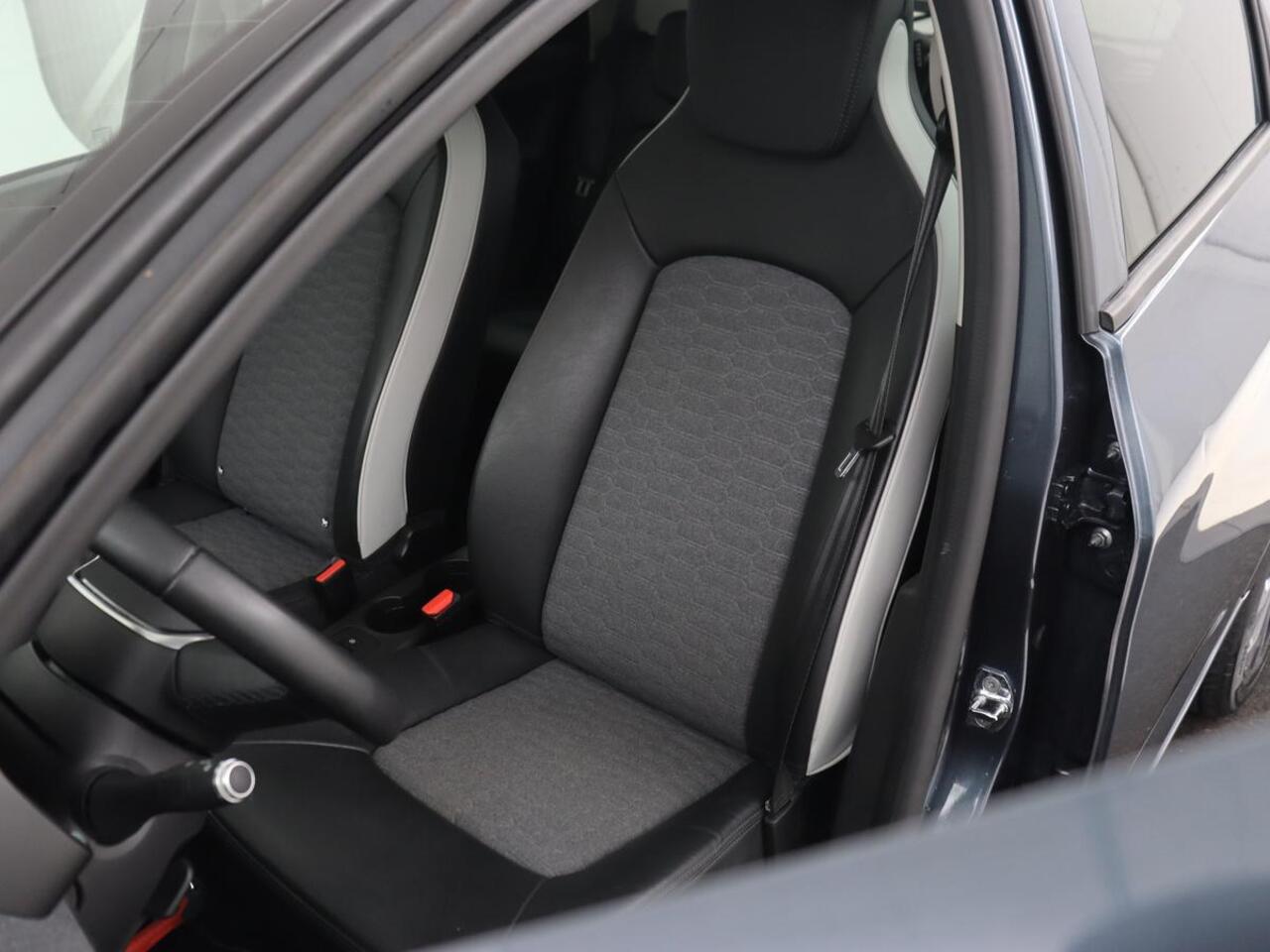 Renault ZOE R135 Intens 52 kWh | Warmtepomp | Carplay | Camera | Half leder | Keyless | Navigatie | Climate control | DAB | Cruise control