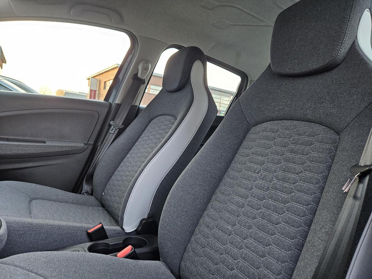 Renault ZOE R135 Intens 52 kWh , Koop accu | 3 fasen/snelladen | Winter Pack | Navigatie/Camera |