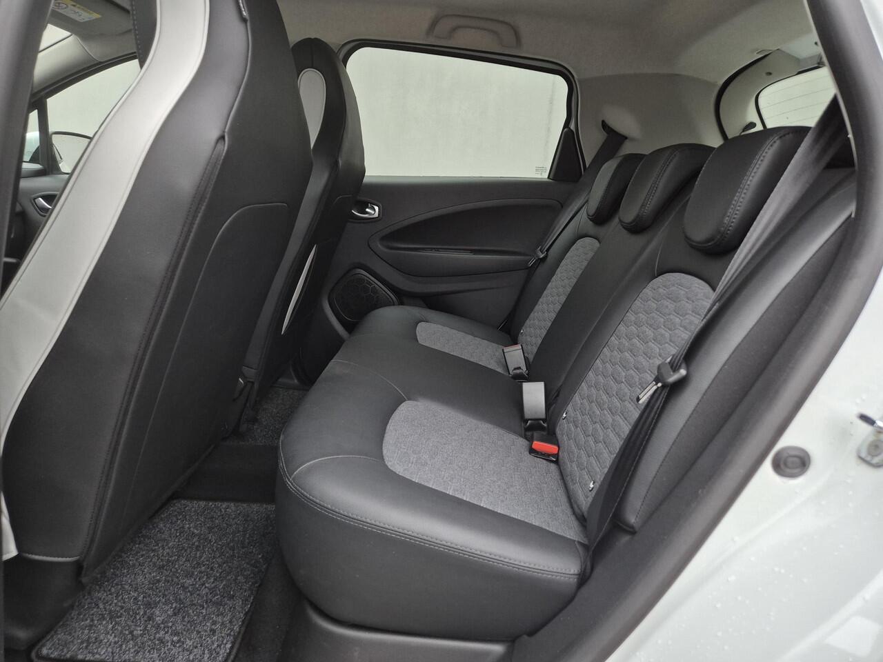 Renault ZOE R135 Intens 52 kWh Automaat / Dealer onderhouden / Koop Accu SoH 95,54 % / NL auto / Batterijgarantie 8jaar / CCS snelladen / Navigatie / Achteruitrijcamera / Stuur- en stoelverwarming / Dode hoek detectie / Apple Carplay Android / 16" LM wielen /