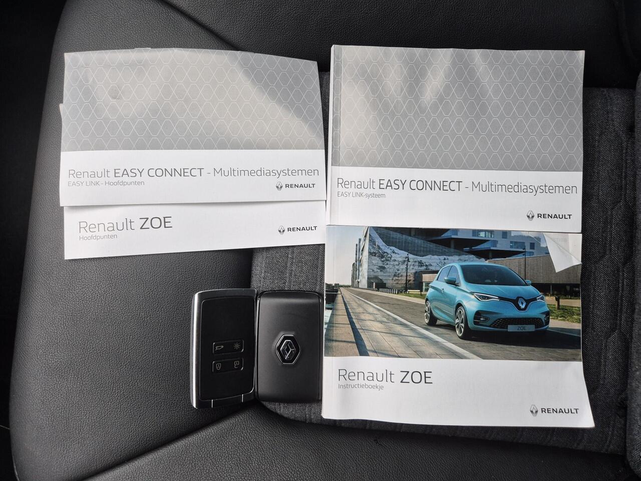 Renault ZOE R135 Intens 52 kWh Automaat / Dealer onderhouden / Koop Accu SoH 95,54 % / NL auto / Batterijgarantie 8jaar / CCS snelladen / Navigatie / Achteruitrijcamera / Stuur- en stoelverwarming / Dode hoek detectie / Apple Carplay Android / 16" LM wielen /