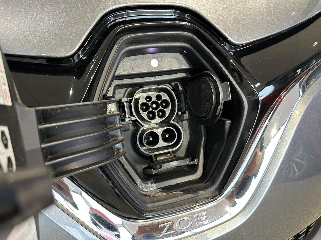 Renault ZOE R135 Iconic 52 kWh (Koop Accu) | BLIND SPOT | CAMERA | PARKEERSENSOREN | CLIMATE CONTROL | CRUISE CONTROL | APPLE CARPLAY