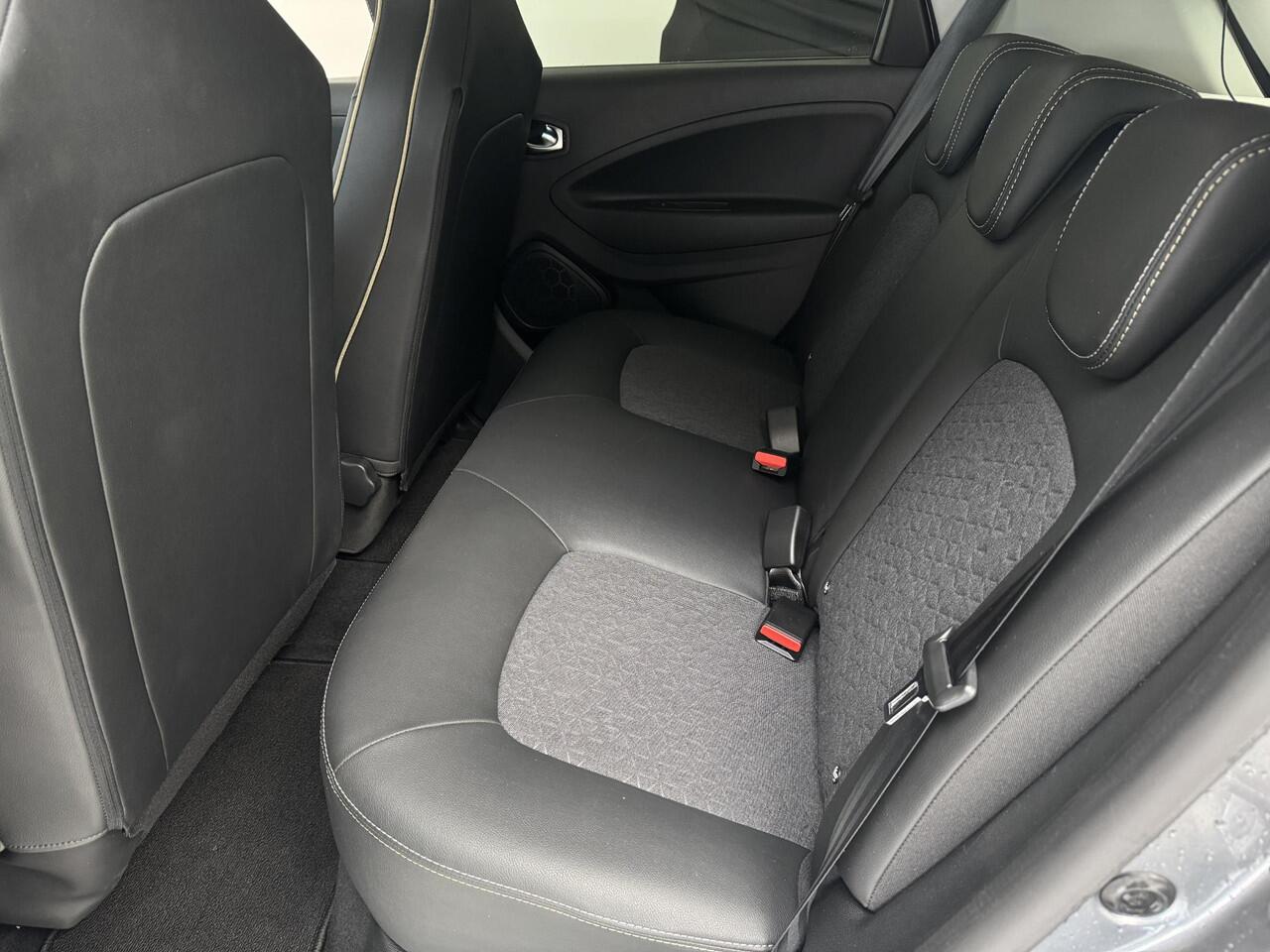 Renault ZOE R135 Iconic 52 kWh | Navigatie | Camera | Stoel + stuurverwarming | Warmtepomp |