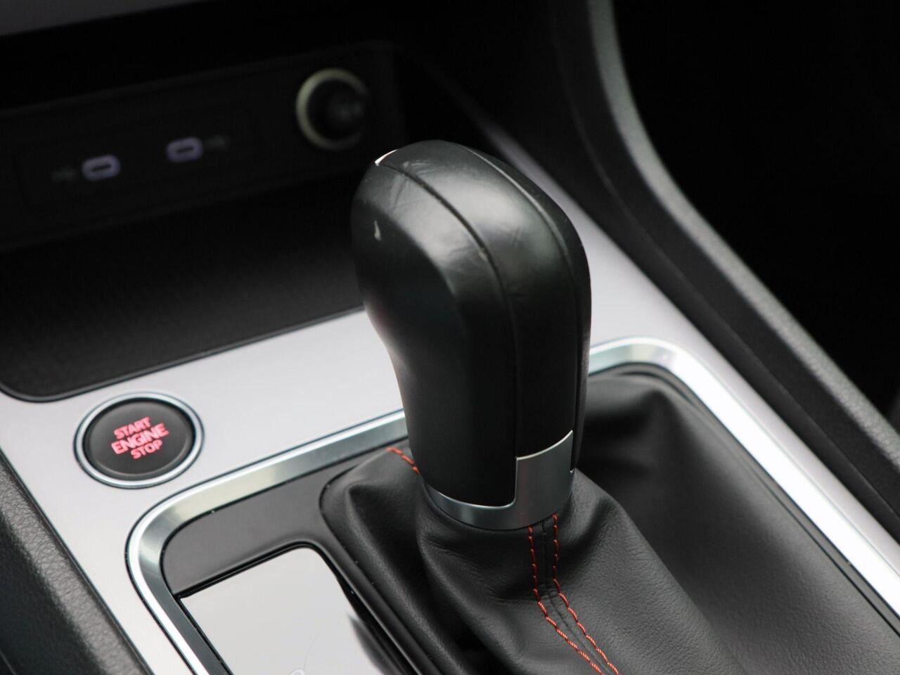 Seat ATECA 1.5 TSi 150 Pk Automaat FR Business Intense | Panoramadak | 19 Inch | Navigatie | Winterpakket | Full LED | Camera | 133.139 Km!!