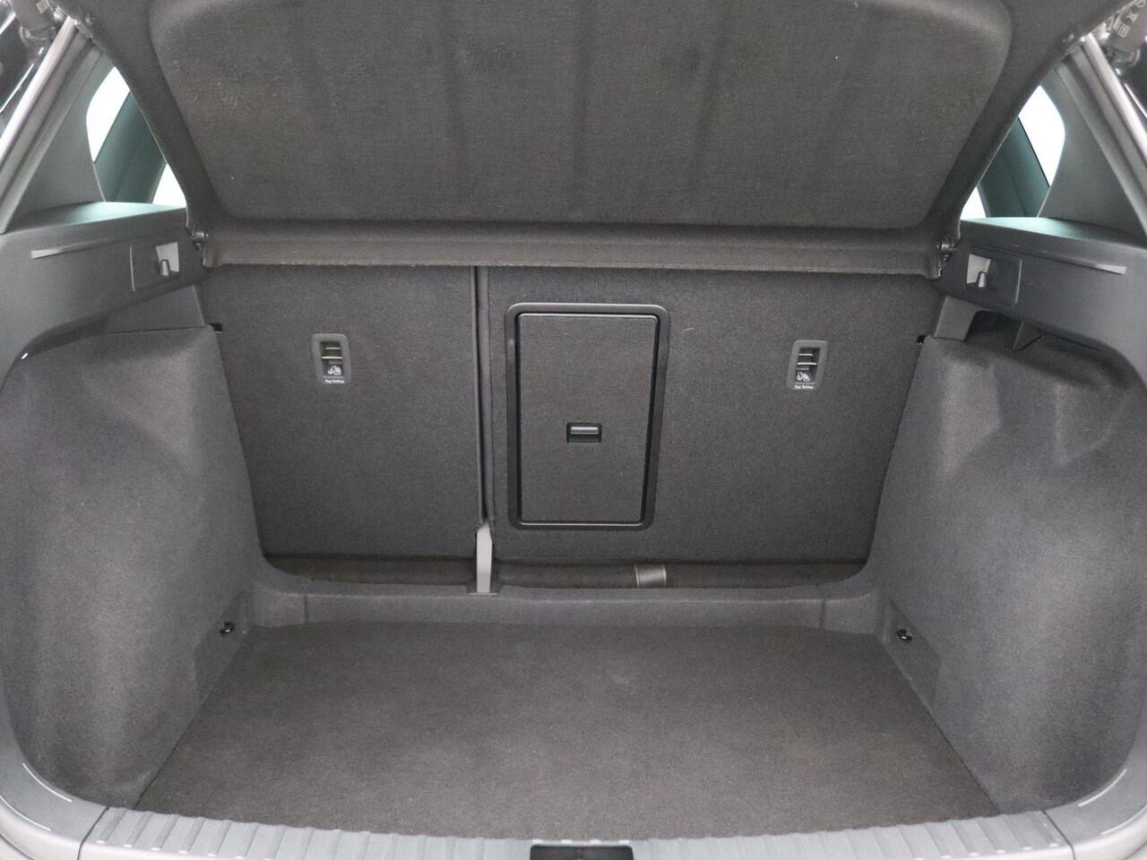 Seat ATECA 1.5 TSI FR Business Intense 150PK DSG Panoramadak, virtual cockpit, park assist, elek. achterklep, voorruit/stuur/stoelverwarming, 19'' lichtmetaal