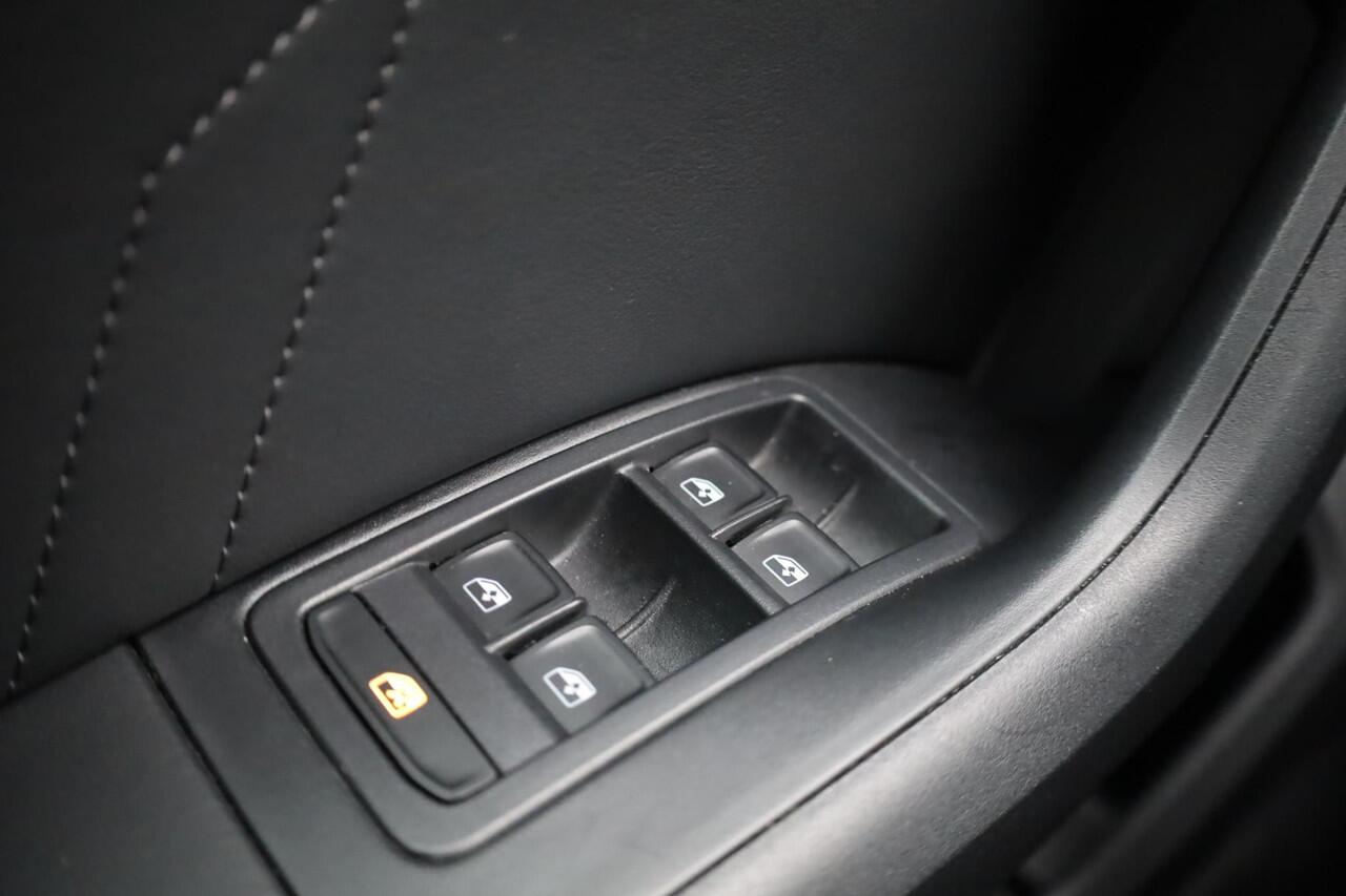 Seat ATECA 1.5 TSI Style Business Intense 110KW/150PK DSG, wegklapbare trekhaak, leder alcantara, achteruitrijcamera, stoel en stuurwielverwarming, acc, adaptieve cruise control, digital cockpit, privacy glas, chroom pakket