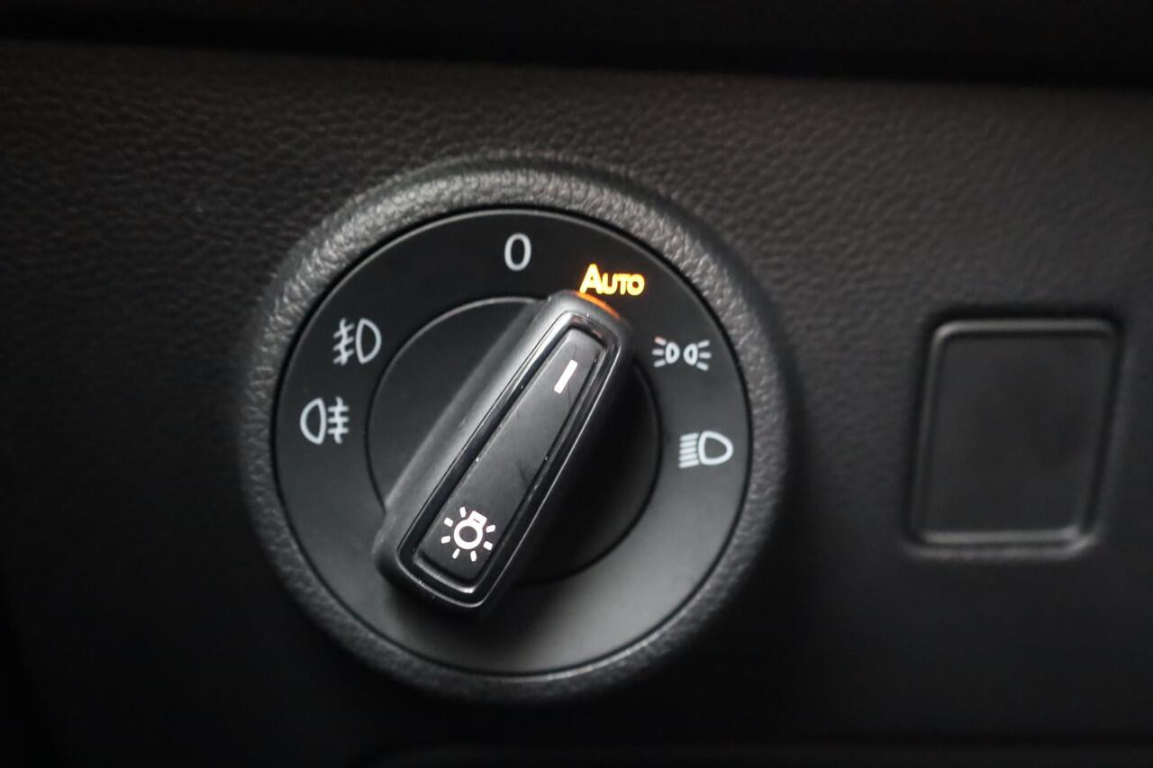 Seat ATECA 1.5 TSI Style Business Intense 110KW/150PK DSG, wegklapbare trekhaak, leder alcantara, achteruitrijcamera, stoel en stuurwielverwarming, acc, adaptieve cruise control, digital cockpit, privacy glas, chroom pakket