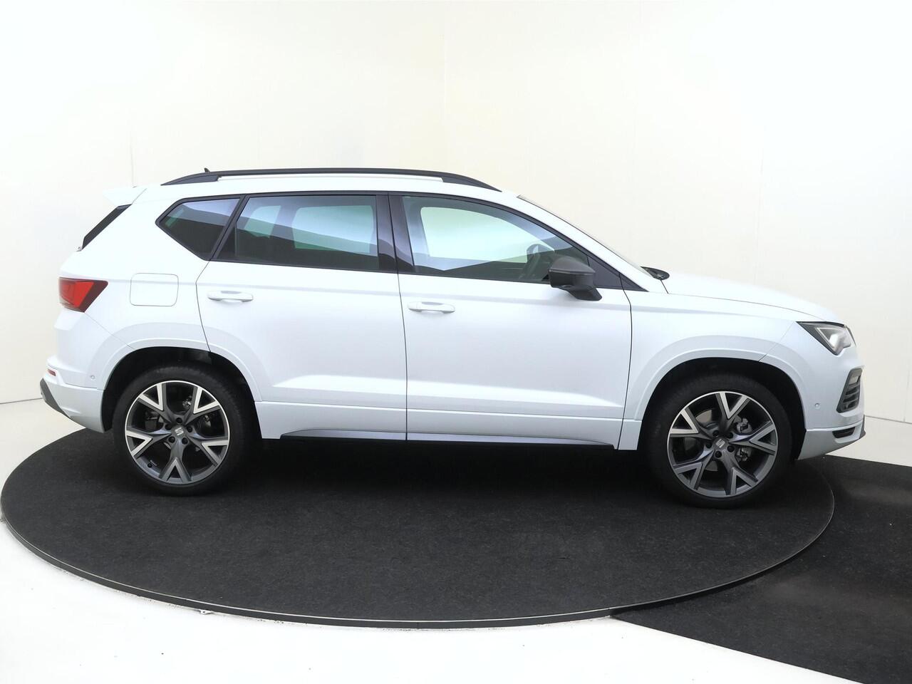 Seat ATECA 1.5 TSI FR Business Intense | Keyless | Parkeerassistent | Dodehoek detectie | Achteruitrijcamera | Stoel- en stuurwielverwarming | Alcantara bekleding | Navigatie | 19" lmv