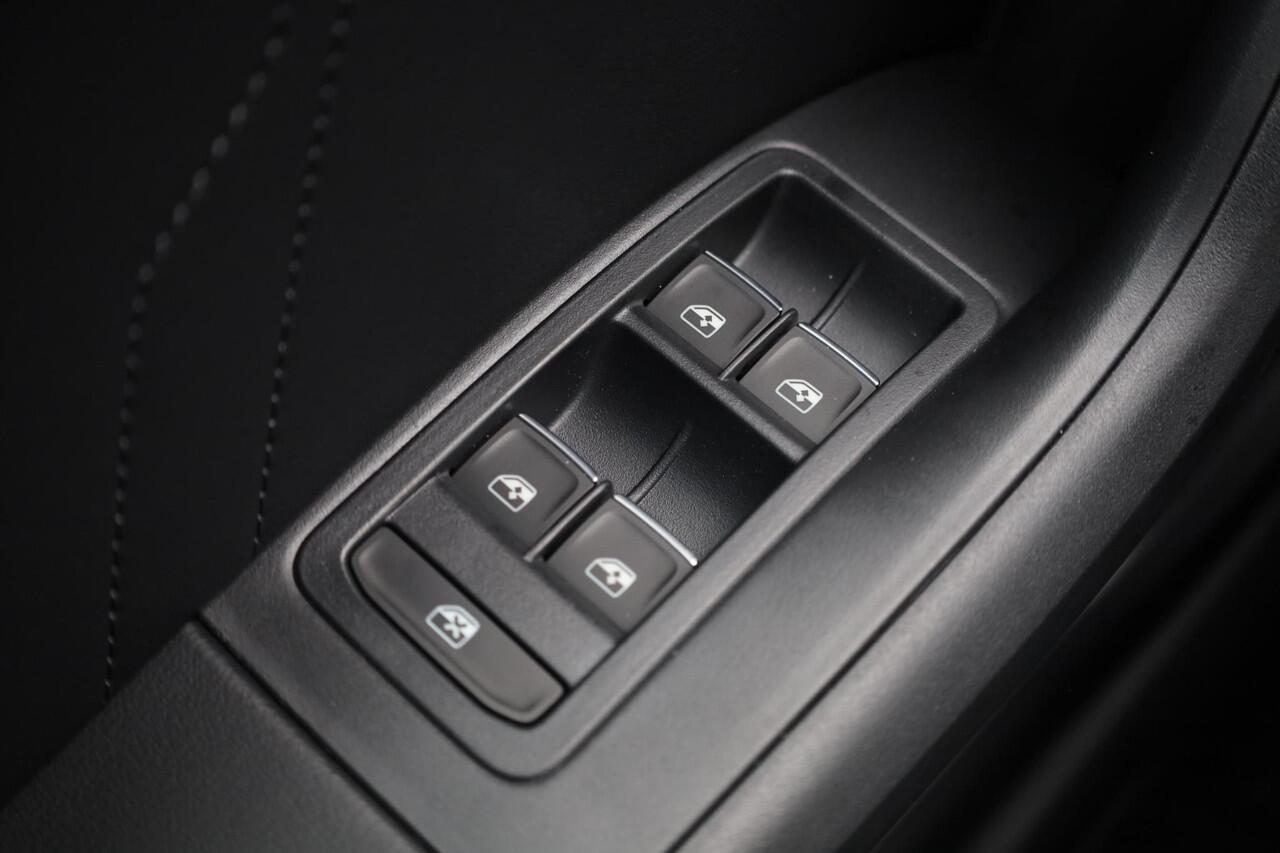 Seat ATECA 1.5 TSI FR Business Intense 150PK / 110kW Achteruitrijcamera, panoramadak, Apple Carplay & Android Auto, dodehoekdetectie, navigatie, verwarmbare voorstoelen + stuurwiel, alcantara interieur, digitaal instrumentenpaneel, adaptive cruise control (ACC), gro