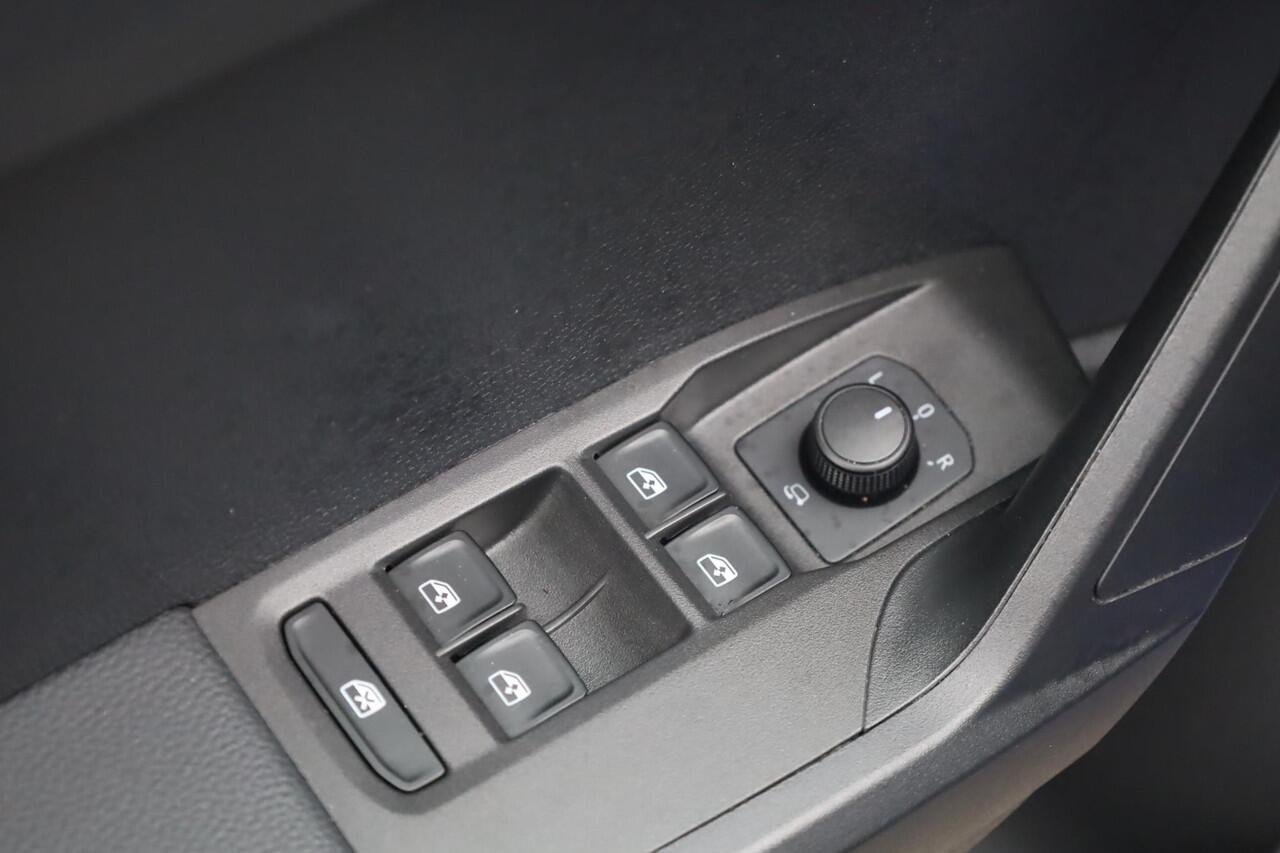 Seat Arona 1.0 TSI Style Business Intense NL auto 1e eigenaar nieuw door ons geleverd en onderhouden digital cockpit stoelverwarming BEATS audio 2 x ihv voorstoelen navigatie achteruitrijcamera pdc voor en achter cruise control climatronic privacy glas