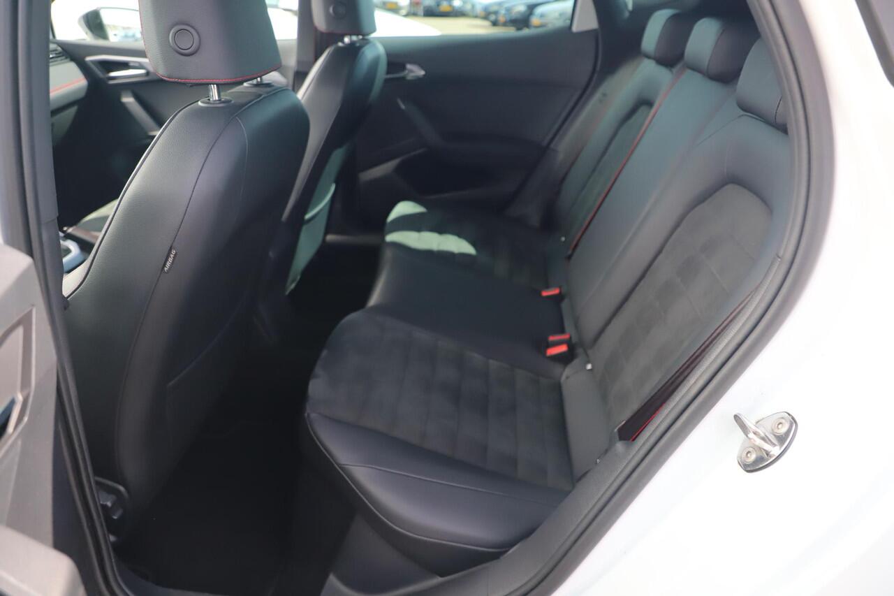 Seat Arona 1.0 TSI FR Business Intense Trekhaak Virtual Cockpit Keyless Navigatie Achteruitrijcamera Adaptive Cruise 18 inch LMV