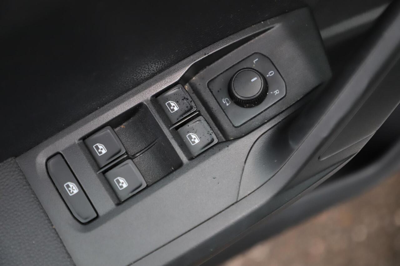 Seat Arona 1.0 TSI Style Business Intense 95PK Keyless Adaptive Cruise Navigatie Achteruitrijcamera Carplay Android Climate Control 16 inch LMV