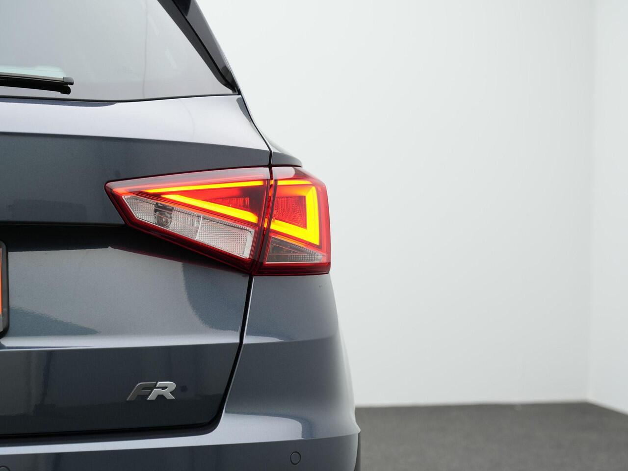 Seat Arona 1.0 TSI 110 pk DSG FR Business Intense | Trekhaak | Leder/alcantara | Achteruitrijcamera | Stoelverwarming | Adaptive Cruise