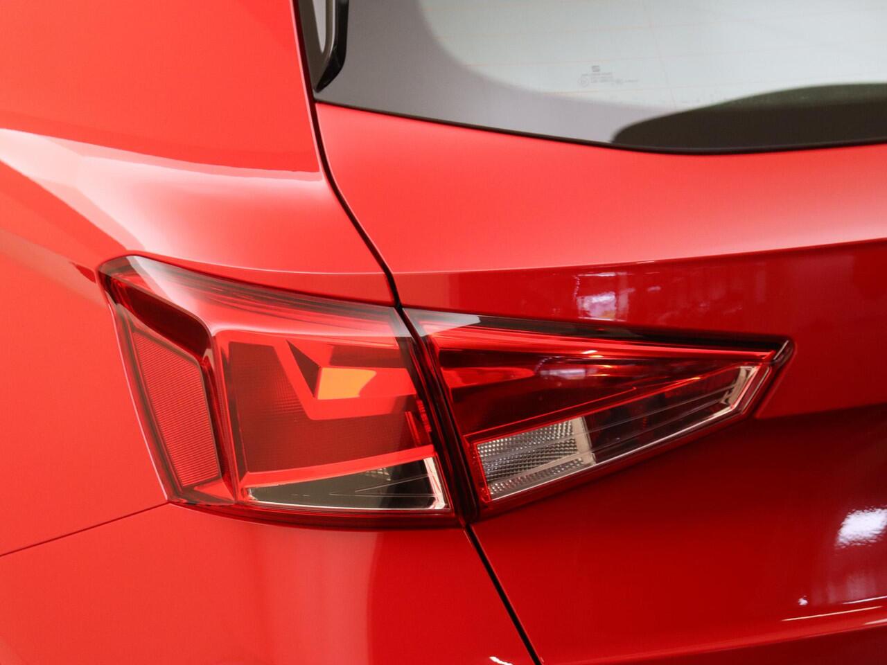 Seat Arona 1.0 TSI Style | Stoelverwarming | CarPlay | Cruise control | Climate control | Lane- en frontassist | Elektrisch inklapbare buitenspiegels | DAB radio |