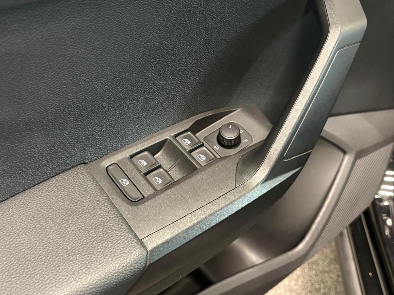 Seat Arona 1.0 TSI Style Business Connect Airco Navi Carplay Cruise Control PDC Achter