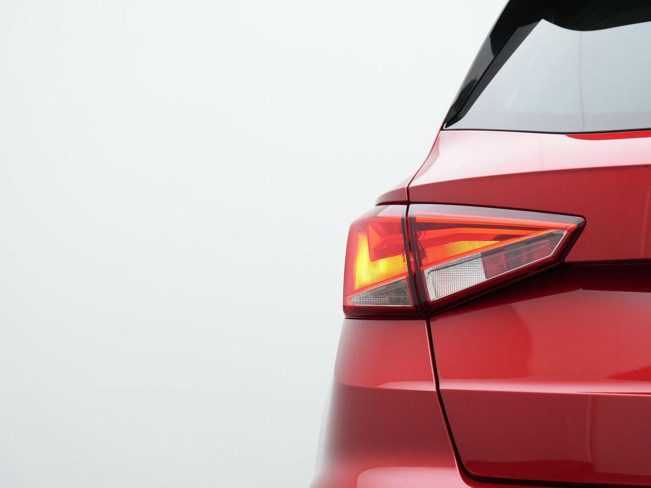Seat Arona 1.0 TSI 95 pk Style Business Connect | Trekhaak | Stoelverwarming | Parkeersensoren achter