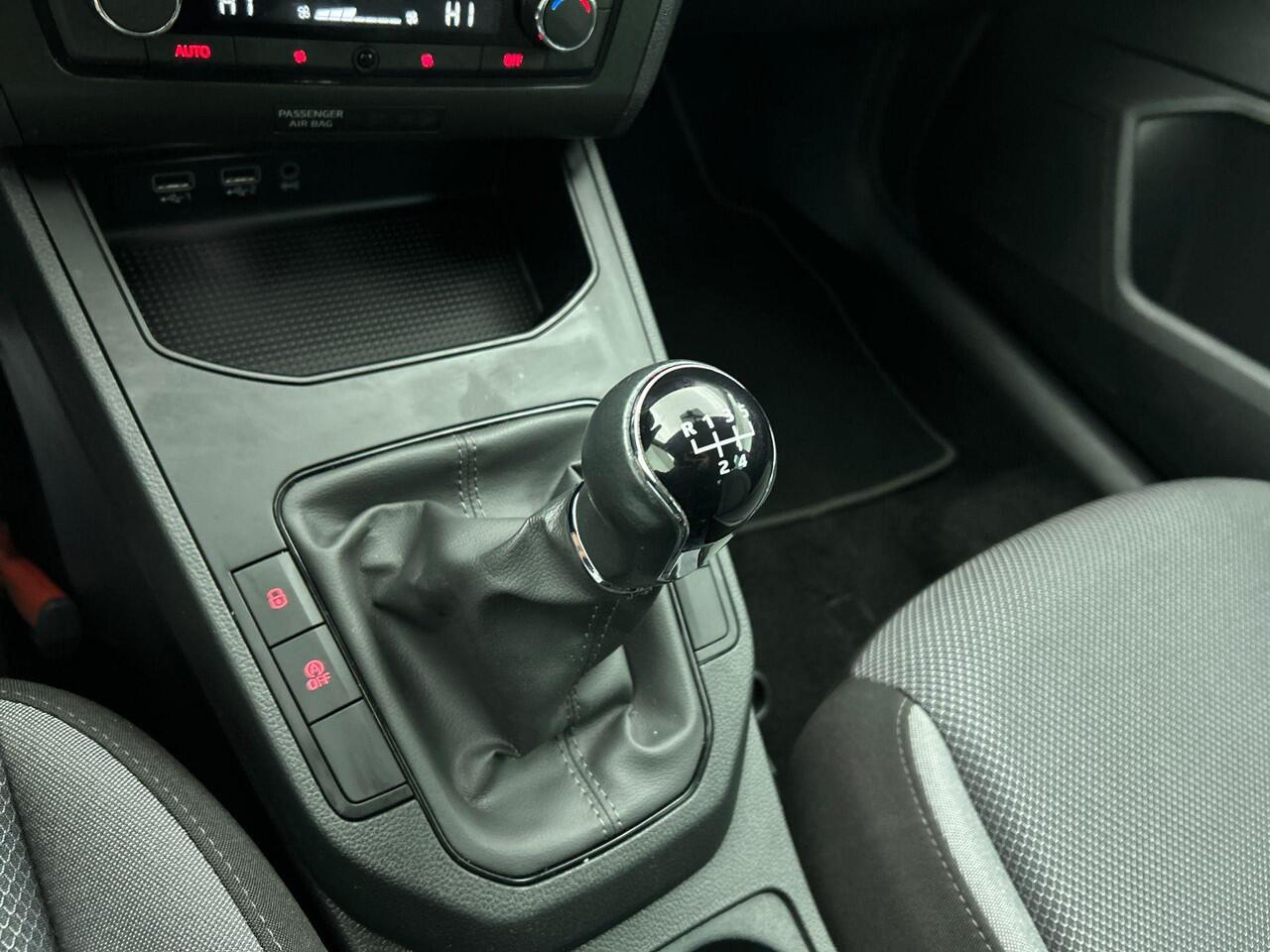 Seat IBIZA 1.0 TSI Style Business Intense Rijklaar incl. 12 mnd Garantie! Airco ECC Navi Carplay Cruise Control PDC Achter + Camera LM Velgen 15" LM Velgen Armsteun